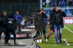 1. Bundesliga - Fußball - SV Darmstadt 98 - FC Ingolstadt 04 - Spiel ist aus erster Saisonsieg für den FCI, Cheftrainer Maik Walpurgis (FCI) mit Co-Trainer Ovid Hajou (FCI) und links Co-Trainer Michael Henke (FCI) jubeln