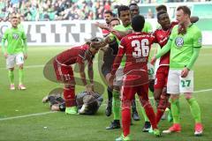 1. Bundesliga - Fußball - VfL Wolfsburg - FC Ingolstadt 04 - Almog Cohen (36, FCI) stößt Torwart Koen Casteels (28 Wolfsburg) um, danach folgt Streit, Luiz Gustavo (22 Wolfsburg) Maximilian Arnold (27 Wolfsburg)