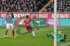 1. Bundesliga - Fußball - Eintracht Frankfurt - FC Ingolstadt 04 - Romain Brégerie (18, FCI) trifft zum 0:1, Torwart Lukas Hradecky (1 Frankfurt) ohne Chance, David Abraham (19 Frankfurt) schaut zu Jubel