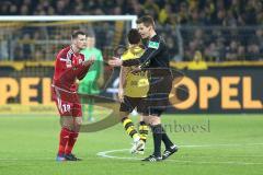 1. Bundesliga - Fußball - Borussia Dortmund - FC Ingolstadt 04 - 1:0 - Pascal Groß (10, FCI) beschwert sich beim Schiedsrichter