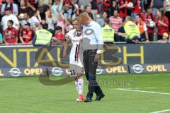 1. Bundesliga - Fußball - SC Freiburg - FC Ingolstadt 04 -  Spiel ist aus, 1:1 Endstand, Ingolstadt 17. Platz, Abstieg, hängende Köpfe, Sonny Kittel (21, FCI) und Cheftrainer Maik Walpurgis (FCI) tröstet