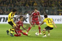 1. Bundesliga - Fußball - Borussia Dortmund - FC Ingolstadt 04 - 1:0 - Kampf um den Ball, Darío Lezcano (11, FCI) am Boden hinten Romain Brégerie (18, FCI) rechts Shinji Kagawa (BVB 23)