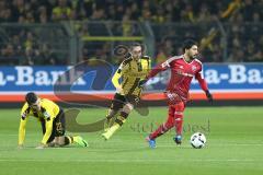 1. Bundesliga - Fußball - Borussia Dortmund - FC Ingolstadt 04 - 1:0 - Almog Cohen (36, FCI) am Ball, links Christian Pulisic (BVB 22) und mitte Gonzalo Castro (BVB 27)