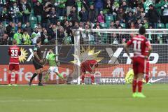 1. Bundesliga - Fußball - VfL Wolfsburg - FC Ingolstadt 04 - Eigentor Markus Suttner (29, FCI)  geknickt, Torwart Örjan Haskjard Nyland (1, FCI) am Boden, Vieirinha (8 Wolfsburg)