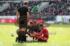 1. Bundesliga - Fußball - VfL Wolfsburg - FC Ingolstadt 04 - Verletzung Mathew Leckie (7, FCI), das medizinische Team auf dem Feld links Christian Haser (Physiotherapeut) und rechts Prof. Dr. med. Tobias Renkawitz (Orthopäde)