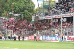 1. Bundesliga - Fußball - SC Freiburg - FC Ingolstadt 04 - Fans warten auf Verabschiedung Mannschaft Fahnen Jubel Kurve Schal