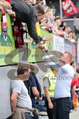 1. Bundesliga - Fußball - SC Freiburg - FC Ingolstadt 04 -  Spiel ist aus, 1:1 Endstand, Ingolstadt 17. Platz, Abstieg, hängende Köpfe, Cheftrainer Maik Walpurgis (FCI) bedankt sich bei den Fans