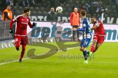 1. BL - Saison 2016/2017 - Hertha BSC - FC Ingolstadt 04 - Marvin Matip (#34 FCI) passt auf Pascal Groß (#10 FCI) - Foto: Meyer Jürgen