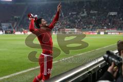 1. Bundesliga - Fußball - FC Augsburg - FC Ingolstadt 04 - Sieg Derby 1:3 FCI feiert mit den Fans Jubel Gesang Almog Cohen (36, FCI) zweifacher Torschütze verschenkt Trikot