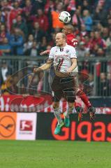 1. Bundesliga - Fußball - FC Bayern - FC Ingolstadt 04 - Tobias Levels (28, FCI) Arturo Vidal (23 Bayern)