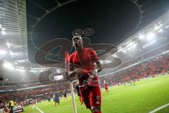 1. Bundesliga - Fußball - Bayer Leverkusen - FC Ingolstadt 04 - Sieg für FCI 1:2, Roger de Oliveira Bernardo (8, FCI) bedankt sich bei den Fans