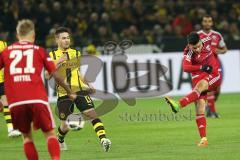 1. Bundesliga - Fußball - Borussia Dortmund - FC Ingolstadt 04 - 1:0 - rechts Alfredo Morales (6, FCI)  Schuß zum Tor, Sonny Kittel (21, FCI) Raphael Guerreiro (BVB 13) kommt zu spät