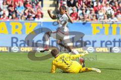 1. Bundesliga - Fußball - SC Freiburg - FC Ingolstadt 04 - Marcel Tisserand (32, FCI) bleibt an Torwart Schwolow, Alexander (1 Freiburg) hängen, danach trifft Darío Lezcano (11, FCI) zum Ausgleich Tor