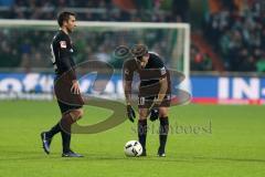 1. Bundesliga - Fußball - Werder Bremen - FC Ingolstadt 04 - Markus Suttner (29, FCI)  und Pascal Groß (10, FCI) vor dem Freistoß, Absprache Tor