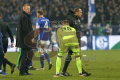 1. Bundesliga - Fußball - FC Schalke 04 - FC Ingolstadt 04 - Niederlage Enttäuschung, hängende Köpfe Cheftrainer Maik Walpurgis (FCI) tröstet Torwart Martin Hansen (35, FCI)