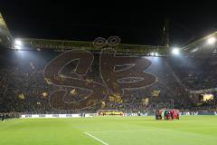 1. Bundesliga - Fußball - Borussia Dortmund - FC Ingolstadt 04 - 1:0 - Spiel ist aus, hängende Köpfe bei Ingolstadt, Mannschaft Ratschlag Zusammenhalt vor der gelben Wand BVB