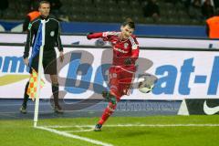 1. BL - Saison 2016/2017 - Hertha BSC - FC Ingolstadt 04 - Pascal Groß (#10 FCI) beim Eckstoss - Foto: Meyer Jürgen