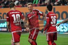 1. Bundesliga - Fußball - FC Augsburg - FC Ingolstadt 04 - Almog Cohen (36, FCI) Tor Jubel mit Torschütze Sonny Kittel (21, FCI) Pascal Groß (10, FCI)