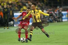 1. Bundesliga - Fußball - Borussia Dortmund - FC Ingolstadt 04 - 1:0 - Zweikampf Marvin Matip (34, FCI) gegen Pierre-Emerick Aubameyang (BVB 17)