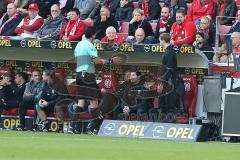 1. BL - Saison 2016/2017 - FSV Mainz 05 - FC Ingolstadt 04 - Der Schiedrichter an der Spielerbank  - Markus Kauczinski (Trainer FCI) - Foto: Meyer Jürgen