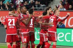 1. Bundesliga - Fußball - FC Augsburg - FC Ingolstadt 04 - Tor Almog Cohen (36, FCI) Jubel Roger de Oliveira Bernardo (8, FCI) zeigt das FCI Logo