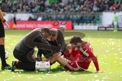 1. Bundesliga - Fußball - VfL Wolfsburg - FC Ingolstadt 04 - Verletzung Mathew Leckie (7, FCI), das medizinische Team auf dem Feld links Christian Haser (Physiotherapeut) und rechts Prof. Dr. med. Tobias Renkawitz (Orthopäde)