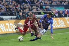 1. Bundesliga - Fußball - FC Schalke 04 - FC Ingolstadt 04 - Zweikampf Mathew Leckie (7, FCI) und Leon Goretzka (8 Schalke)