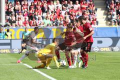 1. Bundesliga - Fußball - SC Freiburg - FC Ingolstadt 04 - Torwart Schwolow, Alexander (1 Freiburg) fängt den Ball, hinten Darío Lezcano (11, FCI), rechts Abrashi, Amir (6 Freiburg)Gulde, Manuel (5 Freiburg)