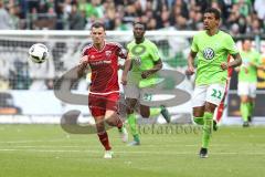 1. Bundesliga - Fußball - VfL Wolfsburg - FC Ingolstadt 04 - Pascal Groß (10, FCI) Josuha Guilavogui (23 Wolfsburg) Luiz Gustavo (22 Wolfsburg)