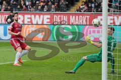 1. Bundesliga - Fußball - Eintracht Frankfurt - FC Ingolstadt 04 - Romain Brégerie (18, FCI) trifft zum 0:1, Torwart Lukas Hradecky (1 Frankfurt) ohne Chance, David Abraham (19 Frankfurt) schaut zu Jubel