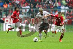 1. Bundesliga - Fußball - FC Bayern - FC Ingolstadt 04 - Darío Lezcano (11, FCI) und rechts Joshua Kimmich (32 Bayern), links hinten Renato Sanches (35 Bayern)