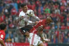1. Bundesliga - Fußball - FC Bayern - FC Ingolstadt 04 - Mathew Leckie (7, FCI) Arturo Vidal (23 Bayern)