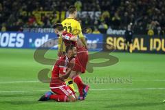 1. Bundesliga - Fußball - Borussia Dortmund - FC Ingolstadt 04 - 1:0 - Marvin Matip (34, FCI) schießt auf das Tor Chance verpasst, Maurice Multhaup (31, FCI) tröstet ihn