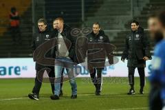 1. Bundesliga - Fußball - SV Darmstadt 98 - FC Ingolstadt 04 - Spiel ist aus erster Saisonsieg für den FCI, Co-Trainer Michael Henke (FCI) und Cheftrainer Maik Walpurgis (FCI) und rechts Co-Trainer Michael Henke (FCI) gehen vom Platz