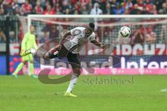 1. Bundesliga - Fußball - FC Bayern - FC Ingolstadt 04 - Roger de Oliveira Bernardo (8, FCI) rettet den Ball