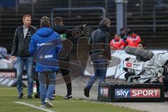 1. Bundesliga - Fußball - SV Darmstadt 98 - FC Ingolstadt 04 - Sportdirektor Thomas Linke (FCI)  wird zurückgeschickt vom Schiedsrichter, links Cheftrainer Maik Walpurgis (FCI)