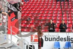 1. BL - Saison 2016/2017 - FSV Mainz 05 - FC Ingolstadt 04 - Die Spieler bedanken sich bei den mitgereisten Fans - Marvin Matip (#34 FCI) schenkt sein Trikot einem Fan - Ørjan Nyland (#26 FCI) - Foto: Meyer Jürgen