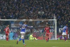 1. Bundesliga - Fußball - FC Schalke 04 - FC Ingolstadt 04 - Tor für Schalke in der Nachspielzeit, 1:0, Enttäuschung bei Ingolstadt, Torwart Martin Hansen (35, FCI) am Boden, links Marvin Matip (34, FCI) rechts Alfredo Morales (6, FCI)