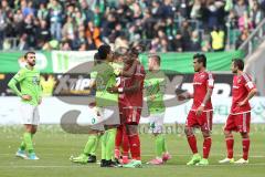 1. Bundesliga - Fußball - VfL Wolfsburg - FC Ingolstadt 04 - Spiel ist aus 3:0 Niederlage für den FCI, Luiz Gustavo (22 Wolfsburg) und Roger de Oliveira Bernardo (8, FCI) trösten sich