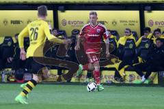 1. Bundesliga - Fußball - Borussia Dortmund - FC Ingolstadt 04 - 1:0 - Sonny Kittel (21, FCI) vor der BVB Bank