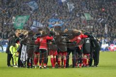 1. Bundesliga - Fußball - FC Schalke 04 - FC Ingolstadt 04 - Niederlage Enttäuschung, Teambesprechung um Cheftrainer Maik Walpurgis (FCI) auf dem Spielfeld, Nordkurve