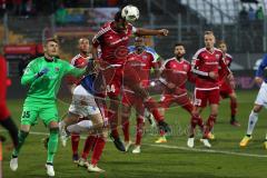 1. Bundesliga - Fußball - SV Darmstadt 98 - FC Ingolstadt 04 - Marvin Matip (34, FCI) rettet den Ball vor Torwart Martin Hansen (35, FCI)