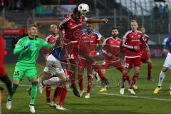 1. Bundesliga - Fußball - SV Darmstadt 98 - FC Ingolstadt 04 - Marvin Matip (34, FCI) rettet den Ball vor Torwart Martin Hansen (35, FCI)