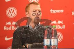 1. Bundesliga - Fußball - RB Leipzig - FC Ingolstadt 04 - Pressekonferenz nach dem Spiel, Cheftrainer Maik Walpurgis (FCI) lehnt sich entspannt zurück und hört Cheftrainer Ralph Hasenhüttl (Leipzig) zu