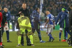 1. Bundesliga - Fußball - FC Schalke 04 - FC Ingolstadt 04 - Niederlage Enttäuschung, hängende Köpfe Cheftrainer Maik Walpurgis (FCI) tröstet Torwart Martin Hansen (35, FCI)