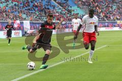 1. Bundesliga - Fußball - RB Leipzig - FC Ingolstadt 04 - Zweikampf Stefan Lex (14, FCI) Dayotchanculle Oswald Upamecano (17 Leipzig) Flanke