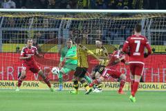 1. Bundesliga - Fußball - Borussia Dortmund - FC Ingolstadt 04 - 1:0 - Torwart Martin Hansen (35, FCI) Marcel Tisserand (32, FCI) Gonzalo Castro (BVB 27) Schuß