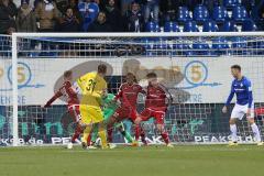 1. Bundesliga - Fußball - SV Darmstadt 98 - FC Ingolstadt 04 - Torwart gegen Torwart Torwart Michael Esser (31 Darmstadt 98) versucht vorne an Torwart Martin Hansen (35, FCI) vorbeizukommen