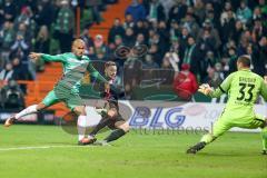 1. Bundesliga - Fußball - Werder Bremen - FC Ingolstadt 04 - Zweikampf vor dem Tor, Theodor Gebre Selassie (23 Bremen) und Mathew Leckie (7, FCI) kommt zum Schuß, wird geblockt von Torwart Jaroslav Drobny (33 Bremen)