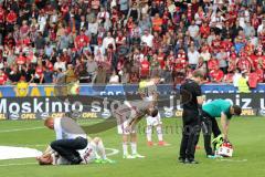 1. Bundesliga - Fußball - SC Freiburg - FC Ingolstadt 04 - Spiel ist aus, 1:1 Endstand, Ingolstadt 17. Platz, Abstieg, hängende Köpfe, Cheftrainer Maik Walpurgis (FCI) tröstet Florent Hadergjonaj (33, FCI) am Boden, Pascal Groß (10, FCI) Sonny Kittel (21,